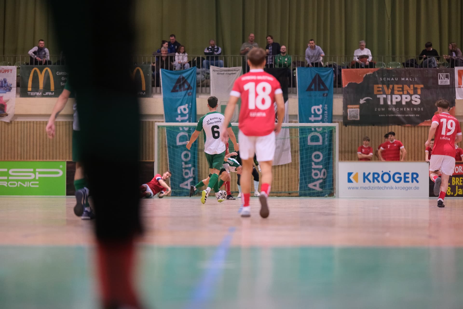 Hallenfußball in der Lausitz Arena mit Werbebanden